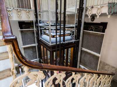 ...che �abbraccia� un ascensore della prima met� del 900 con cabina e porte in legno originali